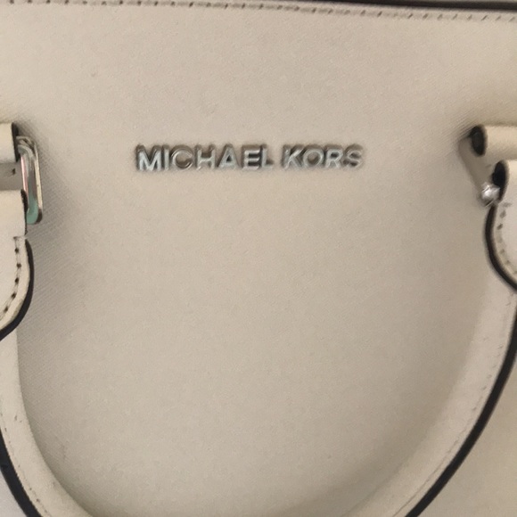 EUC Michael Kors authentic handbag with matching wallet, dust bag and adj strap - Picture 2 of 16